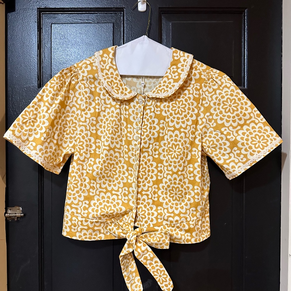 Chic Yellow Floral Blouse with Tie Waist